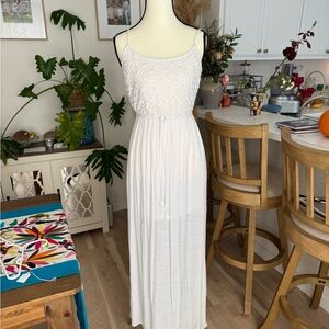 Charlotte Russe White Maxi Dress – Lace Bodice & Flowy Skirt
Size: Small